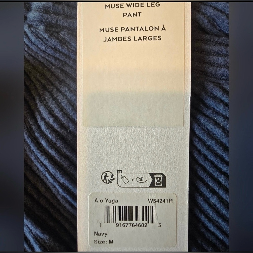 ALO YOGA Muse Wide Leg Pants in Navy Size Medium NWT - Picture 6 of 7